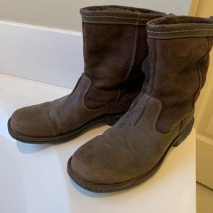 Men’s UGGS brown lined boots size 11